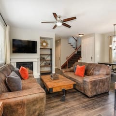 GiannoSilverHome: (Sleeps 6), W/BBQ, Near Downtown