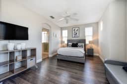 GiannoSilverHome: (Sleeps 6), W/BBQ, Near Downtown