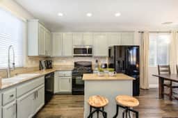 GiannoSilverHome: (Sleeps 6), W/BBQ, Near Downtown