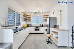 Villa Kiwi 3 min to the Beach with Private Magnesium Pool & Dive Rinse Tank - Image 2