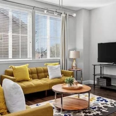 GiannoSilverHome: (Sleeps 6), W/BBQ, Near Downtown