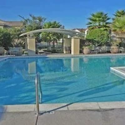 WhiteLeParkPoolSpaDowntowAirport