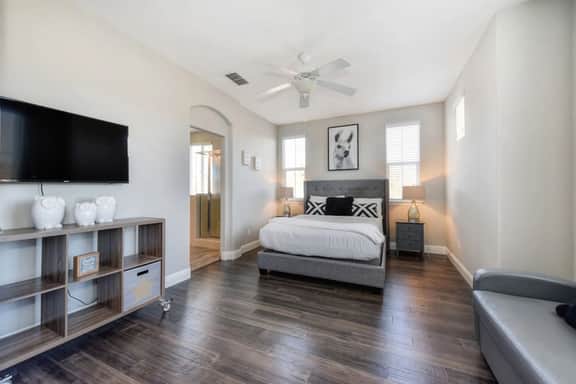 GiannoSilverHome: (Sleeps 6), W/BBQ, Near Downtown