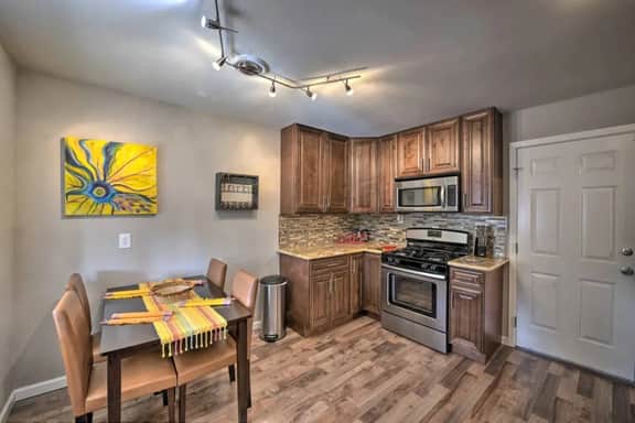 2BD Carmichael Retreat w/BBQ & Pet Garden, Near DT