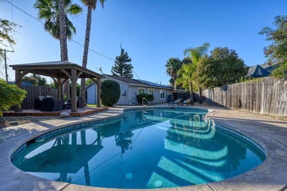Rancho House w/ Luxury private Pool & 4BR plus Den