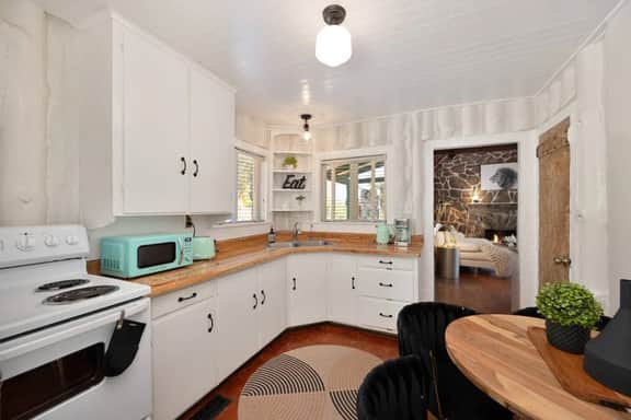 Cozy Auburn Cabin Retreat w/ 4 BD near Downtown