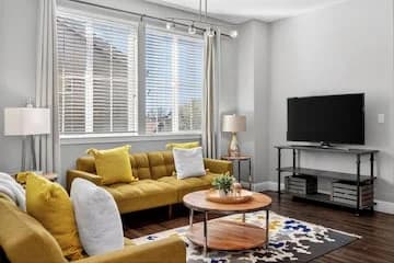 GiannoSilverHome: (Sleeps 6), W/BBQ, Near Downtown