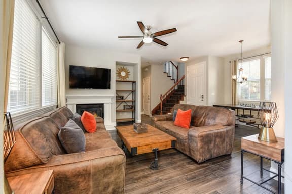 GiannoSilverHome: (Sleeps 6), W/BBQ, Near Downtown